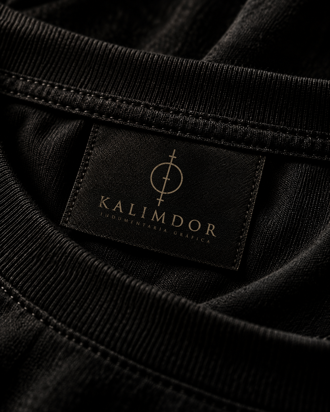 Etiqueta Kalimdor en prenda negra